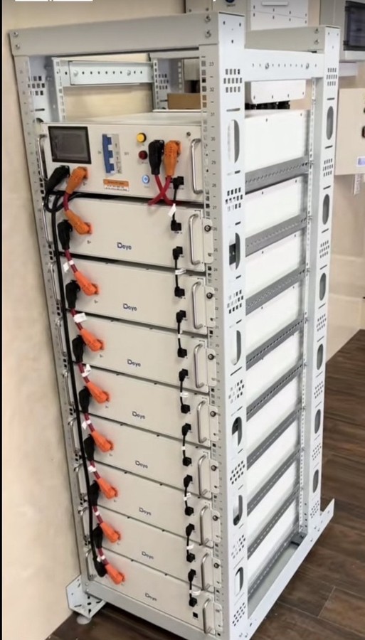 GlobalX rack with 8x Deye BOS-G PRO batteries and BMS unit