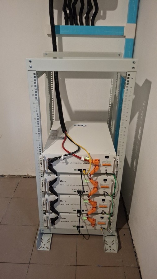 GlobalX rack with Deye SE-G5.1 Pro-B — real installation