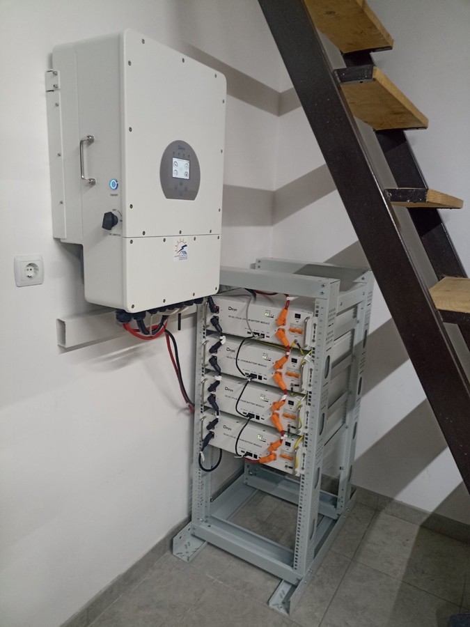 GlobalX rack with Deye SE-G5.1 Pro-B batteries and Deye inverter