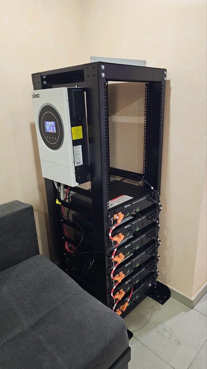 Стійка GlobalX з акумуляторами Dyness та інвертором