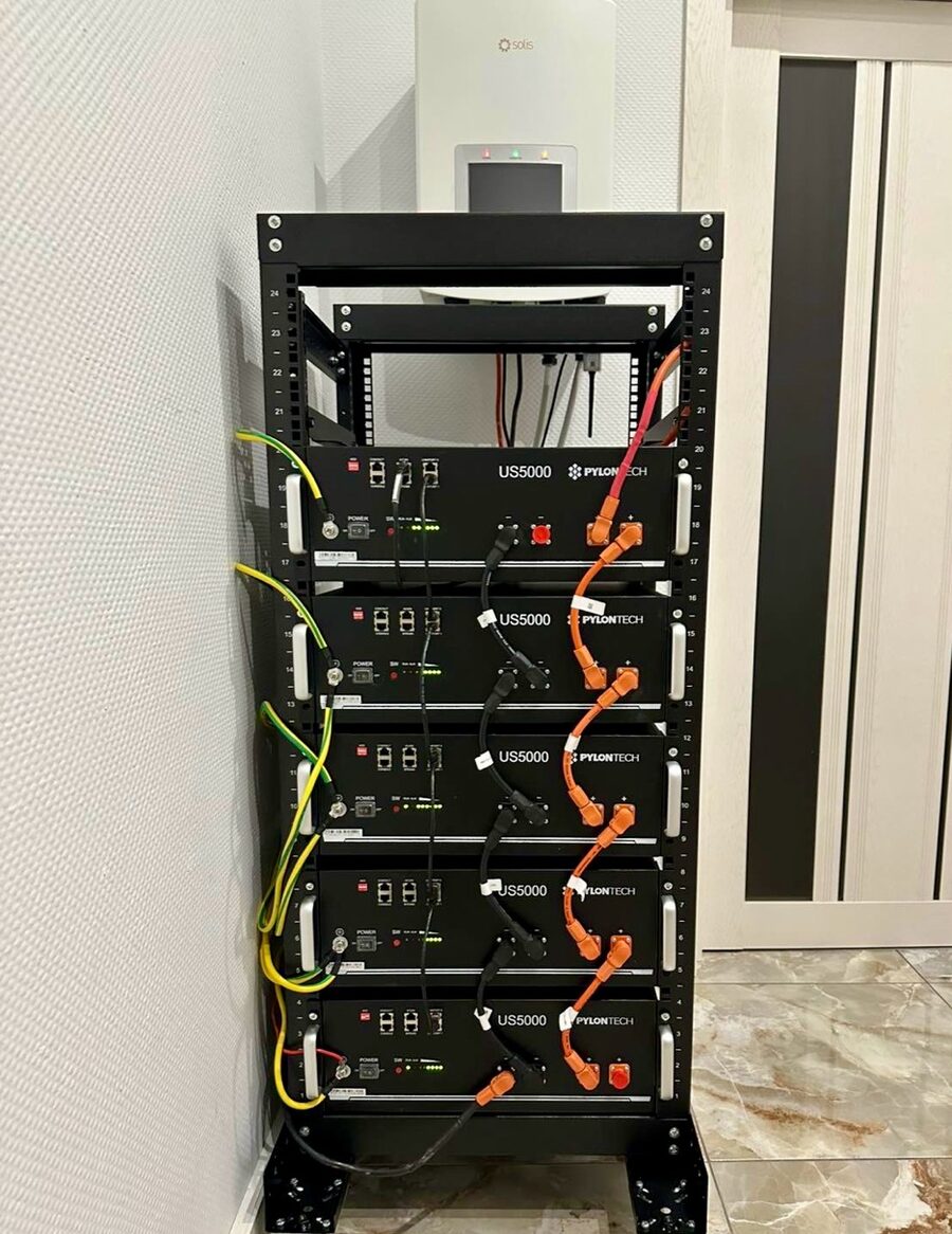 Стійка GlobalX з 5 акумуляторами Pylontech US5000 та інвертором Solis